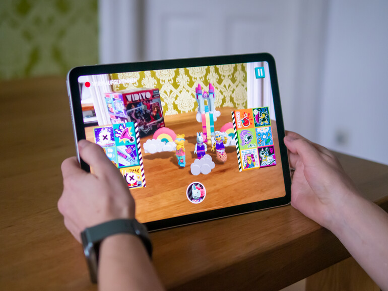 Disco auf dem Esstisch: der erste Auftritt der „Bite-Sized Elks“