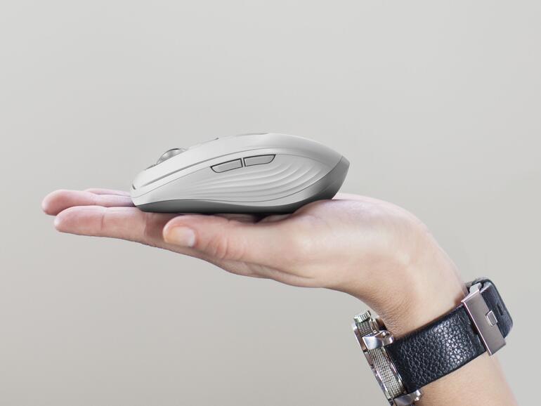 So kompakt liegt die MX Anywhere 3 in deiner Hand.