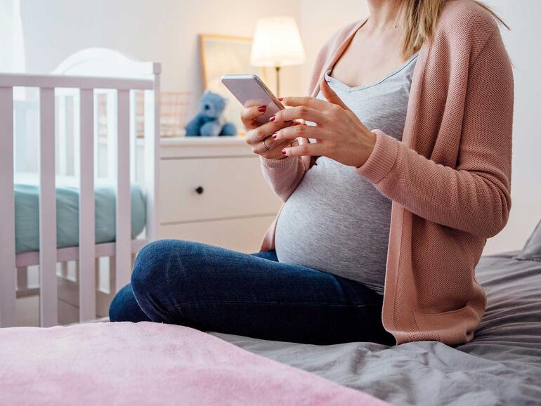 Die richtigen Apps begleiten deine Schwangerschaft sinnvoll.
