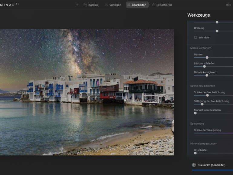 Himmel wird im Wasser reflektiert