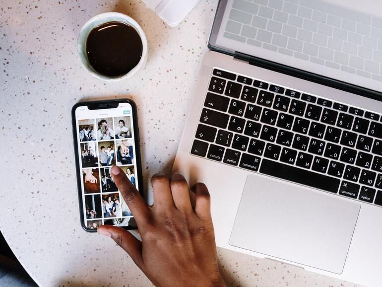 Im WLAN kann man mit dem iPhone 11 ganz leicht die sozialen Netzwerke durchstöbern