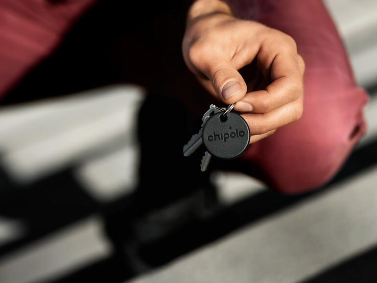 Der sehr leichte und wasserresistente „Wo ist?“-fähige Chipolo ONE Spot lässt sich einfach an Schlüssel, Gepäck, Rucksäcken und vielem mehr befestigen.