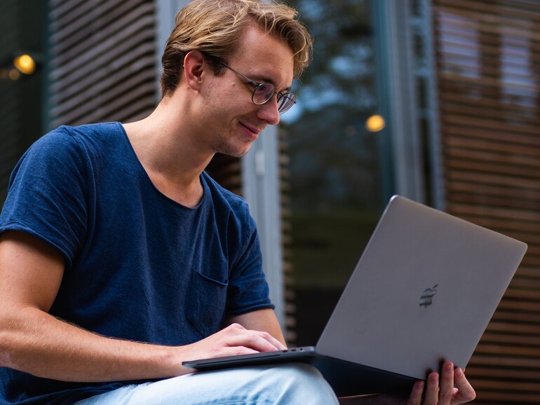 Nutzer mit MacBook