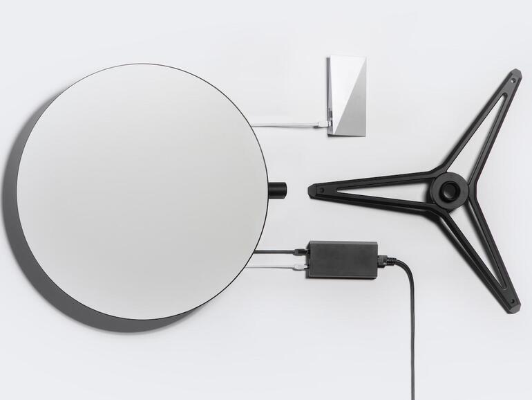 Starlink-Starterset mit Antenne, Router und Montagematerial.