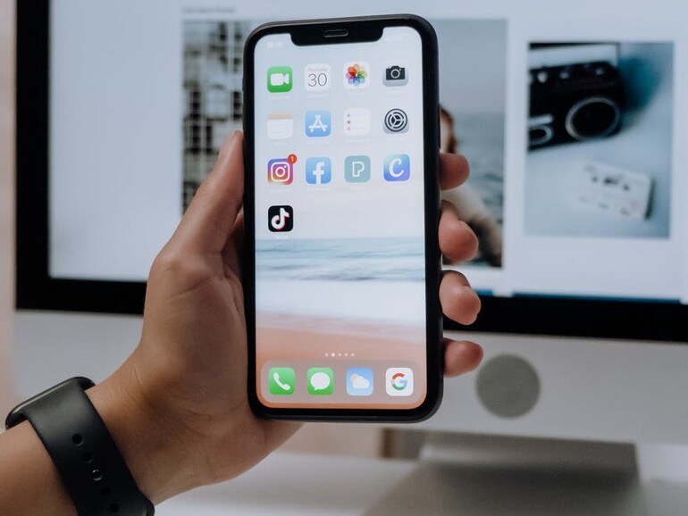 iPhone vor einem iMac