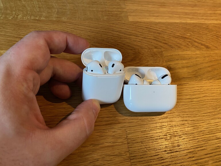 Die AirPods und AirPods Pro passen bequem in jede Hosentasche. Für die AirPods Max braucht man eine Tasche, um sie unterwegs zu verstauen.