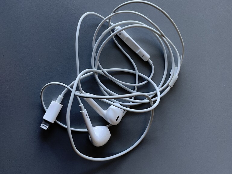 Sollte man trotz aller Kabelfreiheit immer dabei haben: EarPods.