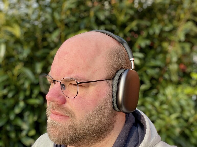 Klarer Vorteil für die AirPods Max: Schon bedingt durch ihre Bauform als Over-Ear-Kopfhörer schirmen sie jede Menge Umweltgeräusche ab, noch bevor das Computer-gestützte Noise Cancelling zum Einsatz kommt.