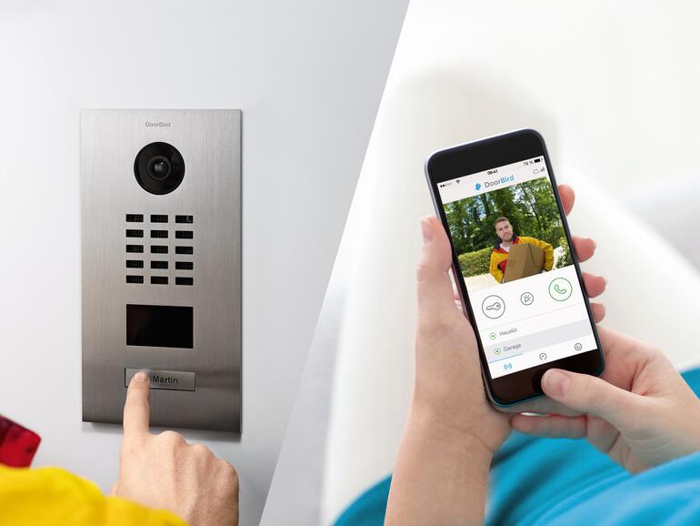 Mit DoorBird siehst du bereits auf deinem Smartphone, wer gerade klingelt.