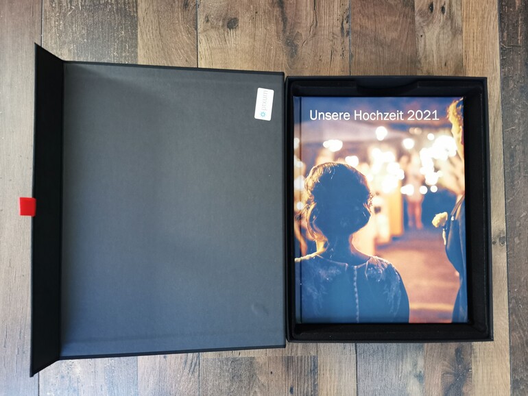 Schicke Geschenkbox: Die Hochzeitsfotobücher von Pixum (siehe Foto) und ifolor kommen in hochwertigen Geschenkboxen.
