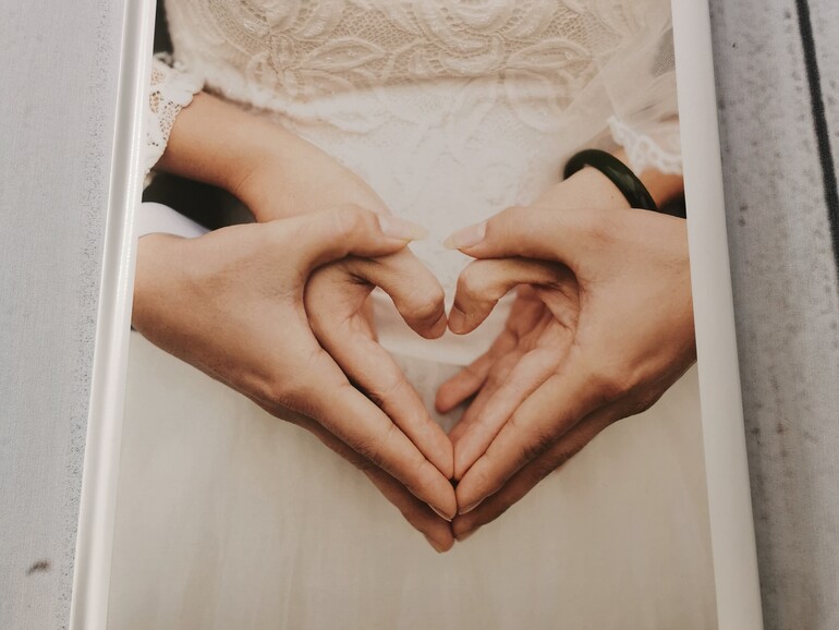 Wattierter Einband: Das Hochzeitsfotobuch von fotobuch.de wirkt mit den Extras „wattierter Einband“ und „Folienveredelung“ sehr edel.