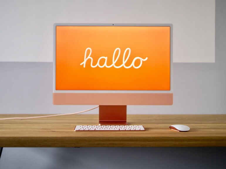 Wie schon der erste Macintosh grüßt auch der neue iMac mit einem freundlichen „hallo“ auf dem Bildschirm.