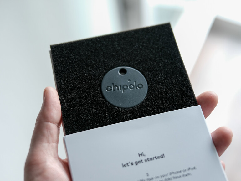 Frisch aus dem Karton gepellt ist der One Spot von Chipolo auch schon fast einsatzbereit. Wie auch ein AirTag, muss der Tracker aber zuvor via „Wo ist?“-App gekoppelt und eingerichtet werden.