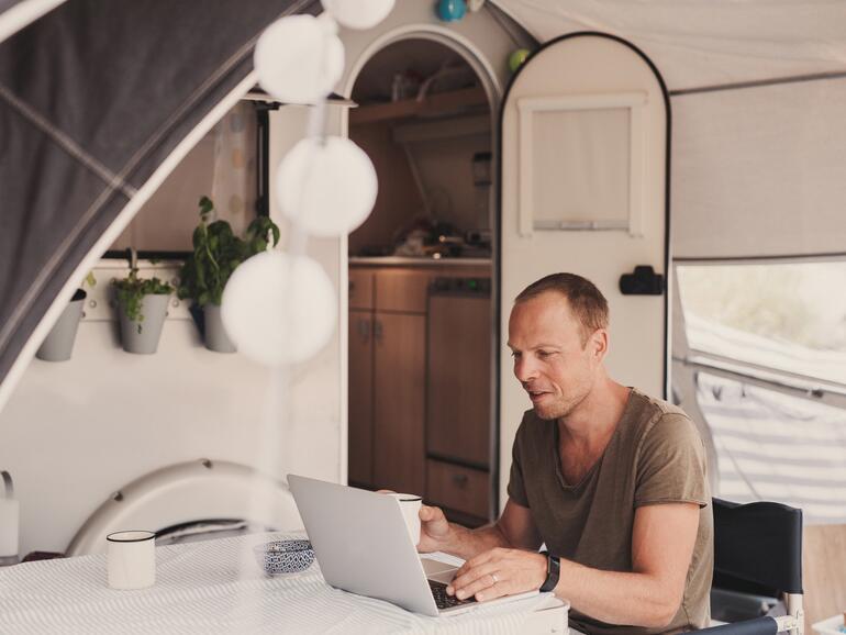 Für viele Menschen ist es der Traum schlechthin: das Arbeiten und Leben in einem Camper-Van.