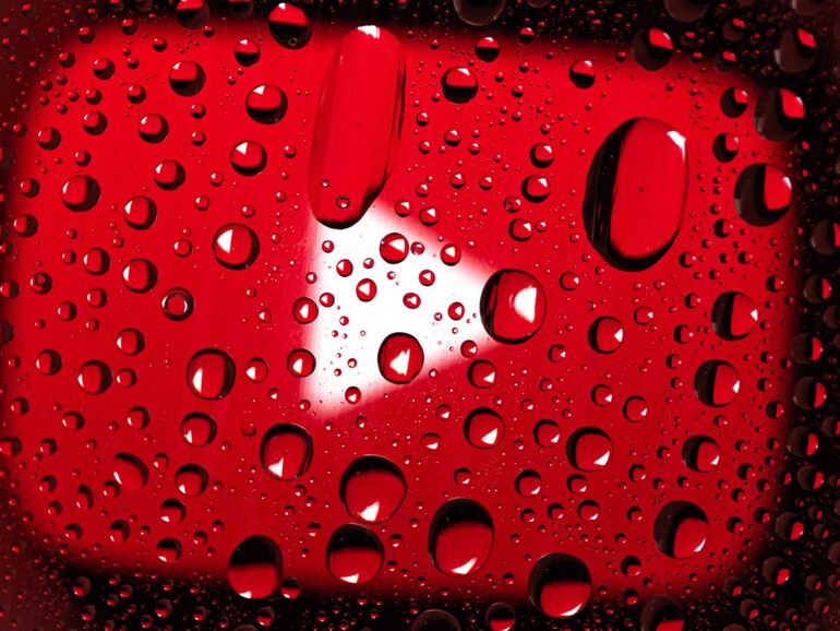 Youtube-Logo hinter einer Glasscheibe