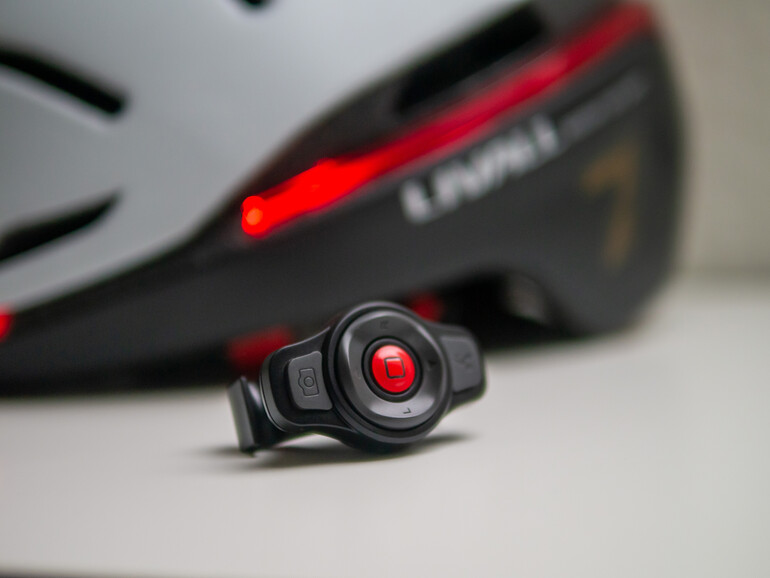 Mit der Fernbedienung kannst du auch die Kamera-App auf deinem iPhone auslösen