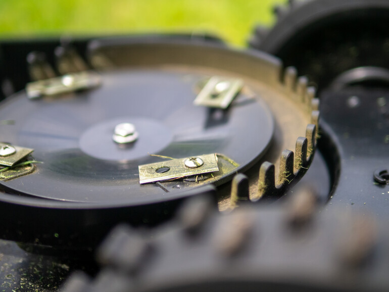 Die Schneidemesser sehen aus wie dicke Rasiermesser.