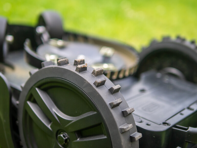 Mit den griffigen Reifen kann der G1s auch in hügeligem Gelände eingesetzt werden.