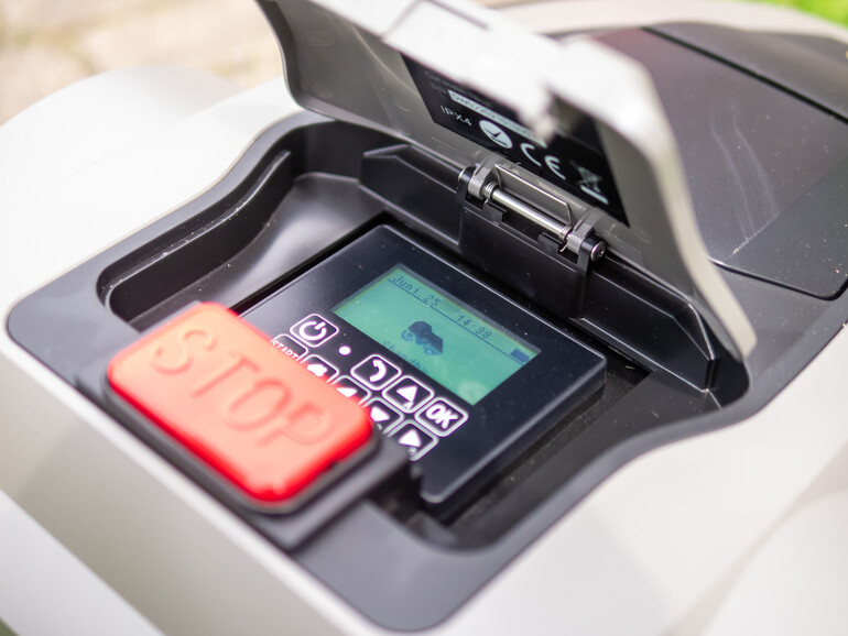 Der rote Stop-Knopf entriegelt auch die Klappe zum Bedienelement. 