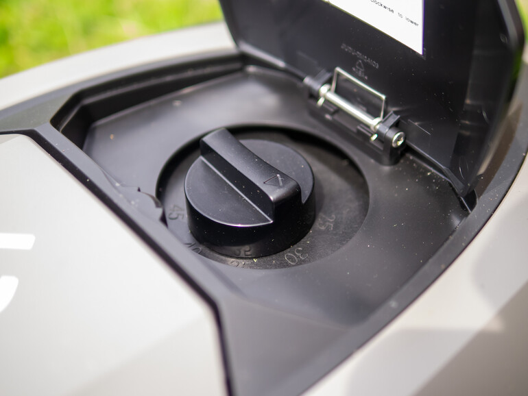 Der G1s kann den Rasen auf eine Höhe zwischen 5,5 und 2,5 Zentimeter trimmen.