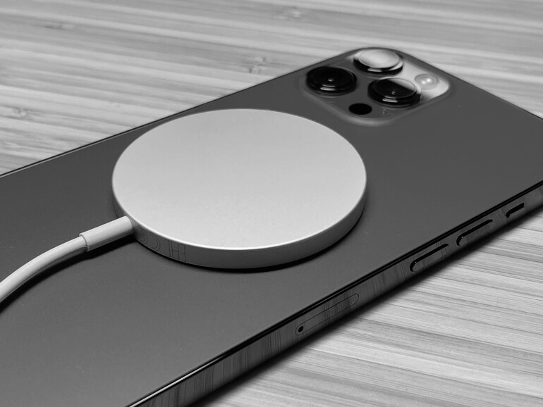 iPhone 12 Pro Max mit MagSafe-Ladegerät