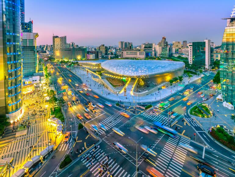 Luftaufnahme der Stadt Seoul bei Nacht, Südkorea