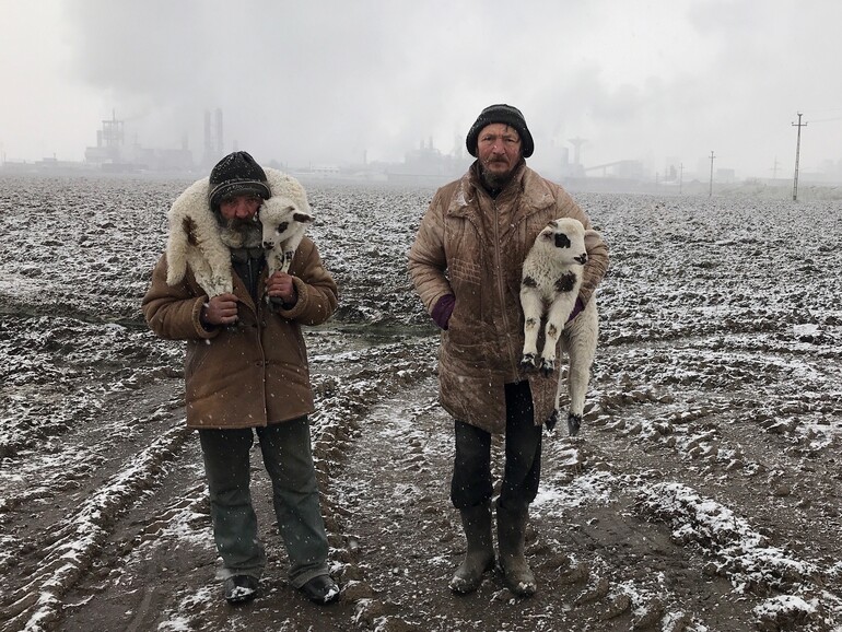 Grand Prize Winner ist der Fotojournalist Istvan Kerekes aus Ungarn mit seiem Bild „Transylvanian Shepherds“.