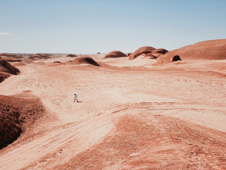 Der zweite Platz geht an Dan Liu aus China für sein Bild &amp;quot;A Walk on Mars,&amp;quot; Shot on iPhone 11 Pro Max, das einen Astronauten zeigt, der eine trostlose, marsähnliche Landschaft durchquert.