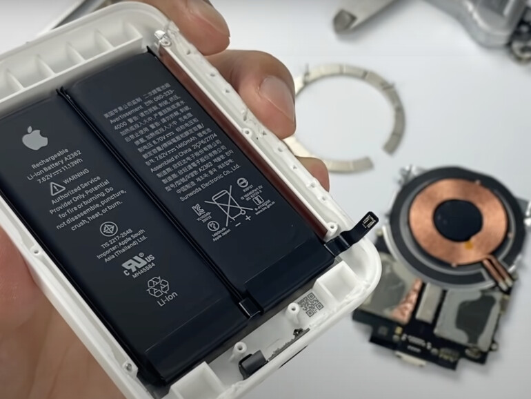 Apples MagSafe Batterie aufgeschraubt