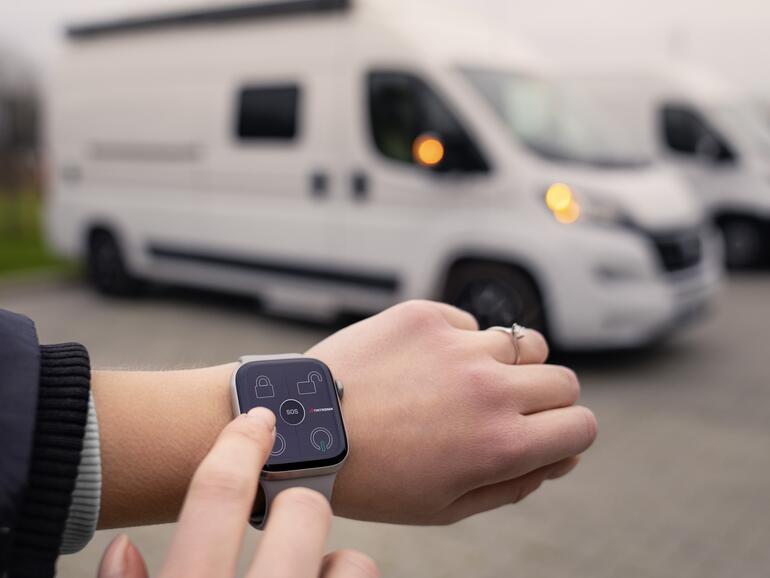 Mit Thitronik kannst du den Arbeitsvan auch mit der Apple Watch sichern.
