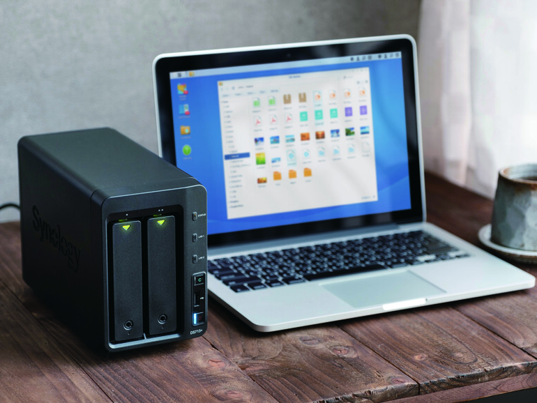 Eine Lösung, die die Kontrolle komplett bei den Nutzer:innen belässt, ist ein Netzwerkspeicher, ein NAS (Network Attached Storage), im heimischen Keller, Wohnzimmer oder Büro.