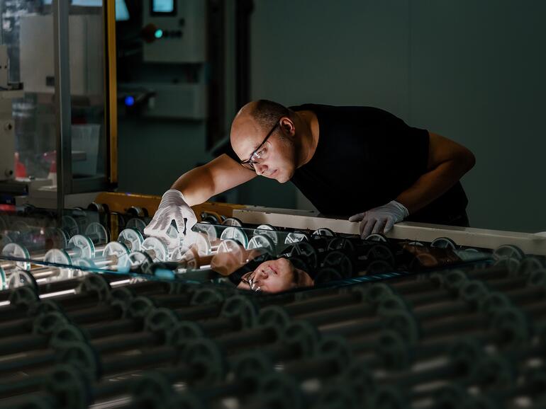 Ein Schichtleiter für Digitaldruck bei einem Glashersteller für Apple Stores in Deutschland.