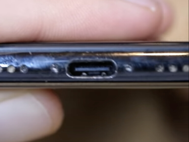 Ein iPhone X mit USB-C-Port