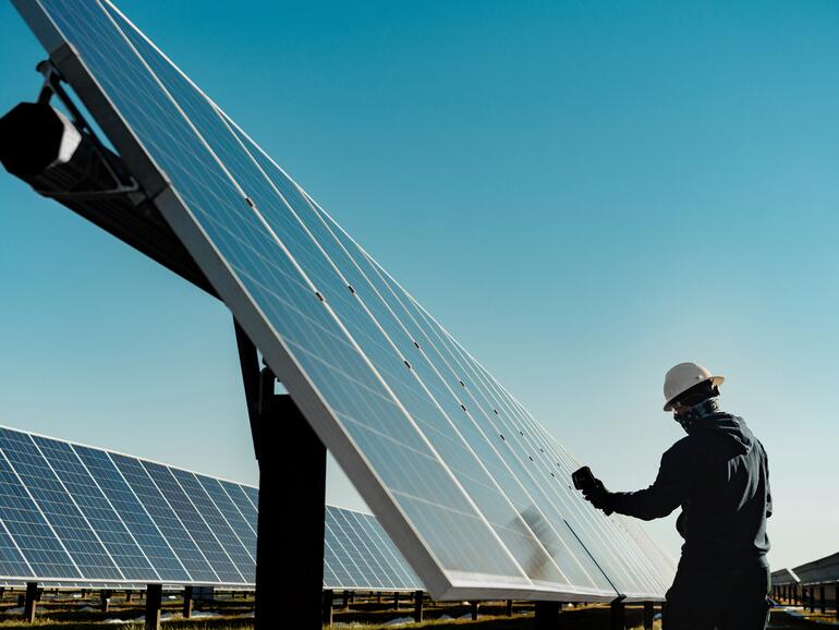 Neue Zusagen von Zulieferern, erneuerbare Energie zu nutzen, unterstützen das Ziel von Apple, seine Lieferkette und Produkte bis 2030 klimaneutral zu stellen. Corning Incorporated nutzt saubere Energie aus der Solaranlage von Duke Energy...