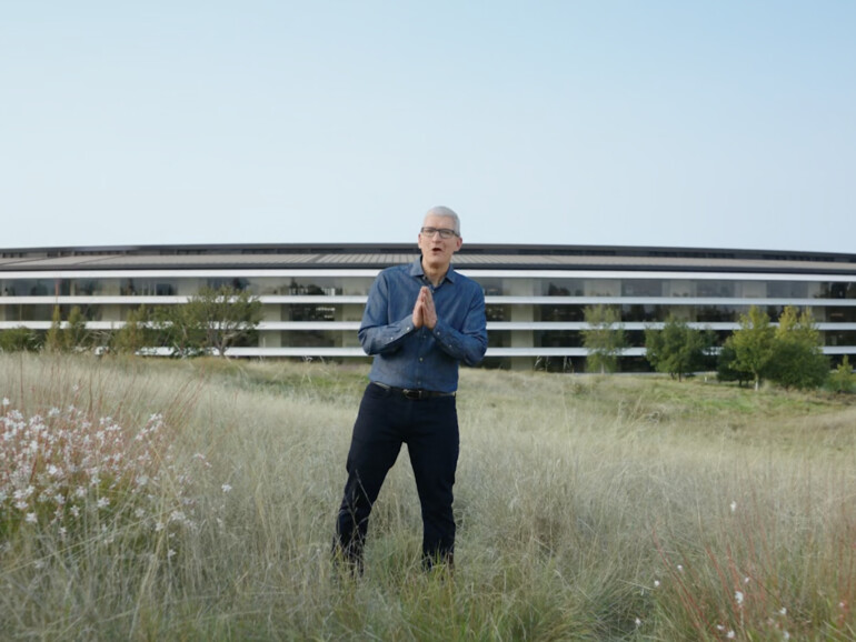Apple-CEO Tim Cook vor dem Apple-Hauptquartier