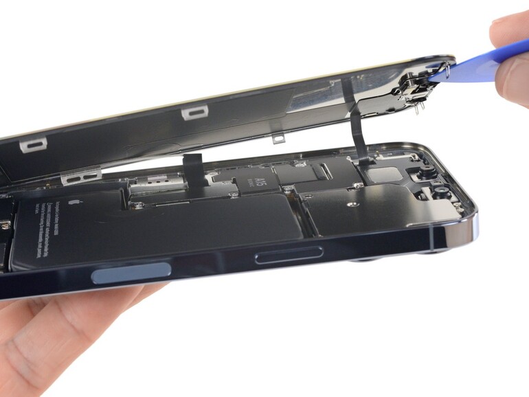 iPhone 13 mit abgehobenem Display