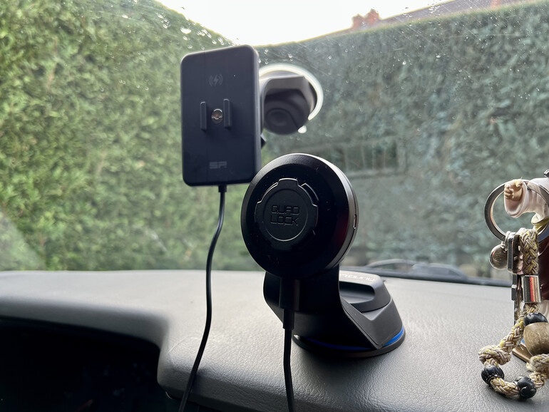 Die Halterung von Quad Lock kann sowohl an der Windschutzscheibe als auch auf dem Armaturenbrett befestigt werden.