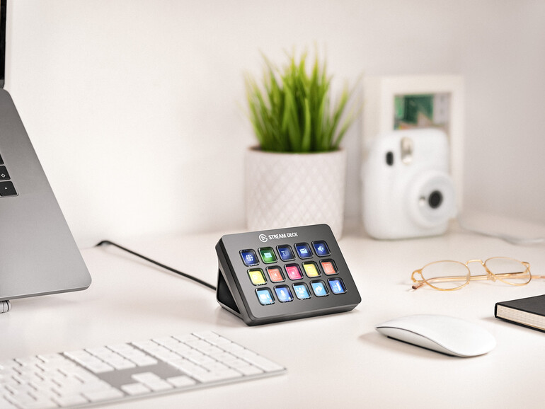 Wer nicht gleich in Hardware investieren möchte, aber ein iPhone besitzt, kann „zur Probe fahren“: Stream Deck gibt es auch als iOS-App, so lässt sich das System für dich kostenfrei ausprobieren.