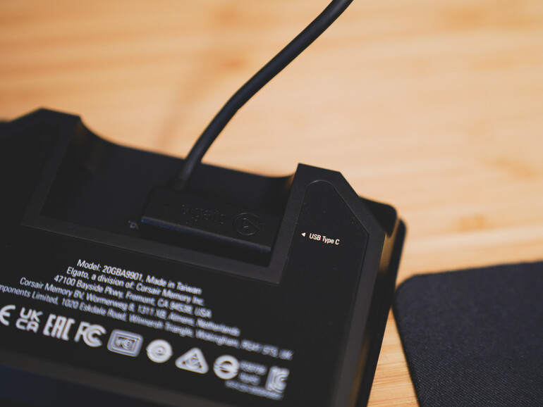 Für sicheren Stand sorgt eine Gummierung der Unterseite. Außerdem hier zu sehen: Der abgwinkelte USB-C-Stecker (am anderen Ende des mitgelieferten Kabels findet sich ein regulärer USB-A-Stecker).