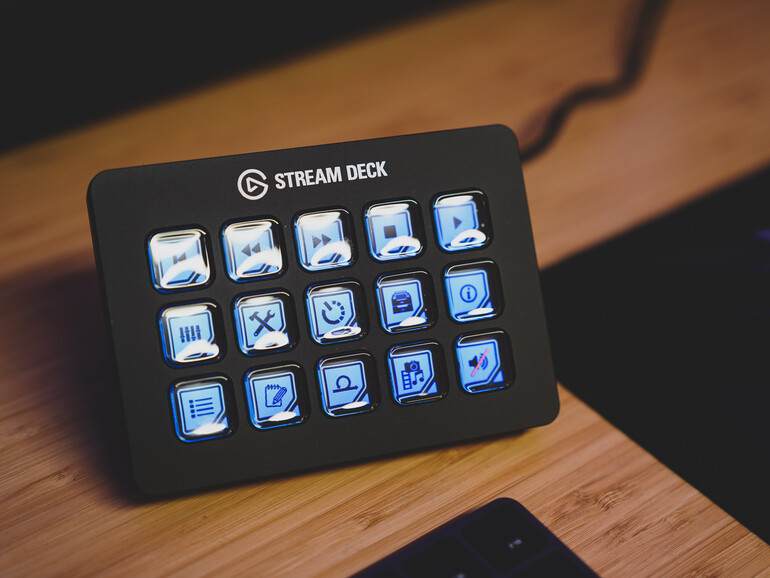 Die Mark-2-Version des Stream Decks wurde behutsam überarbeitet. Ins Auge fällt der abnehmbare Ständer, der das Eingabegerät fix auf 45 Grad anwinkelt.