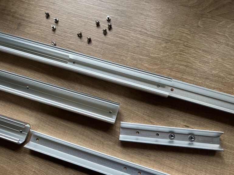 Die Aluminiumschiene besteht aus drei Teilen.