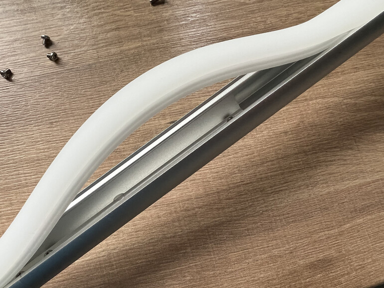 Zum Schluss nur noch den Lichtschlauch in die Schiene drücken.