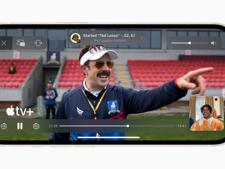 Mit SharePlay kann man ab sofort Erlebnisse teilen, während man mit Freund:innen über FaceTime verbunden ist und beispielsweise eine Fernsehsendung oder einen Film anschauen, Musik hören oder ein Training absolvieren.