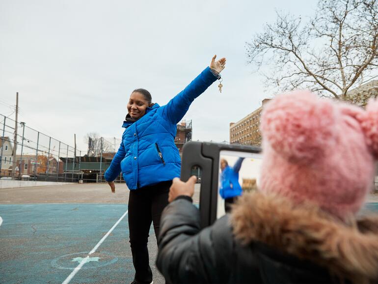 LaToya Reed ist von Tom Sheppards ehrenamtlichem Engagement so angetan gewesen, dass sie beschlossen hat, ihre Zeit ebenfalls der Public School 41 zu widmen.
