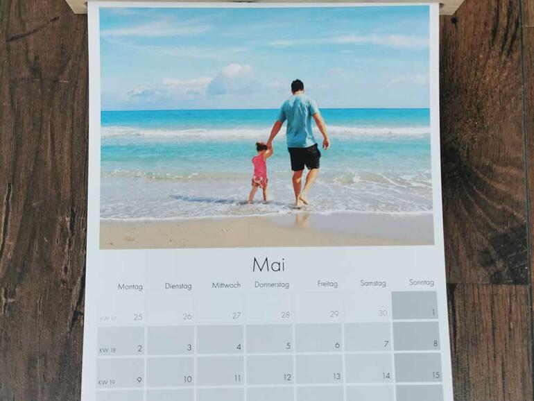 Holzleiste: Mit solch einer Holzleiste, die Sie bei Cewe und Pixum dazu bestellen können, wird die Spiralbindung verdeckt.