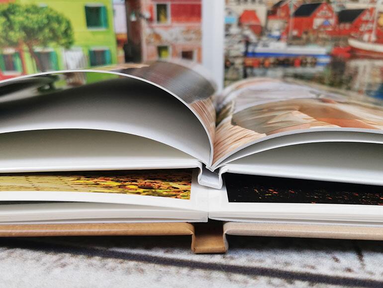 Bindungen: Der Unterschied ist deutlich zu sehen: oben eine klassische Klebebindung, unten die Layflat-Alternative.