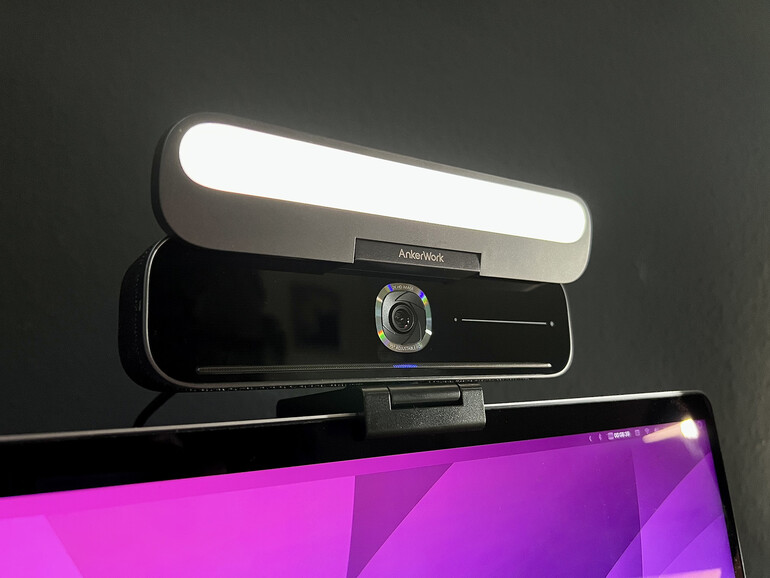 Hat alles: Kamera, Licht, Mikrofon, Lautsprecher und ein bisschen KI