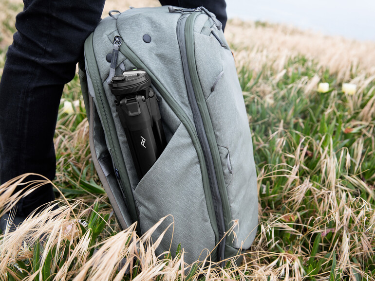 Das Stativ ist gepackt in etwa so groß wie eine Getränkeflasche und passt daher auch in entsprechende Taschen etwa an Rucksäcken.