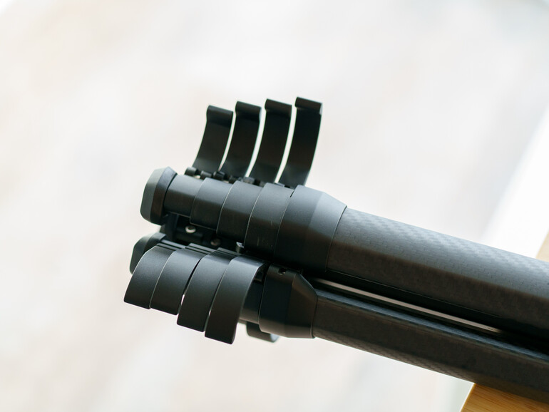 Der Verschluss der Auszüge lässt sich schnell öffnen und auch wieder schließen, in weniger als 20 Sekunden steht das Stativ sicher.