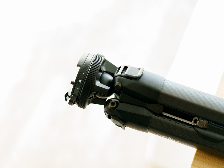 In die Kategorie „unverzichtbar unnötig“ werten wir den Griff zum Karbon-Modell. In seiner Funktion identisch, ist dessen Vorteil in erster Linie der des geringeren Gewichts. Schicker ist das hochwertigere Material natürlich auch und im Winter fühlt es sich nicht so eisig kalt wie Alu an…